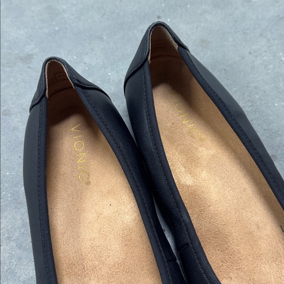 like new! Vionic Black Women's Loafers with Bow Detail, Size 8 - Picture 2 of 5